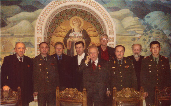 Церетели, генерал Барахаев в центре, слева академик Салахав, справа академик Дробицкий, художник Адамович и офицеры МСК "Багратион"